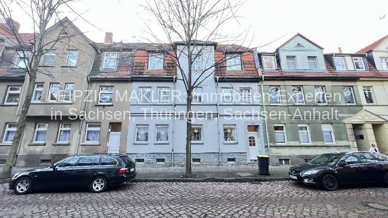Mehrgeschossige Wohnhäuser mit Mansardendächern, verputzte und Backsteinfassaden, Richard-Wagner-Straße in Bernburg