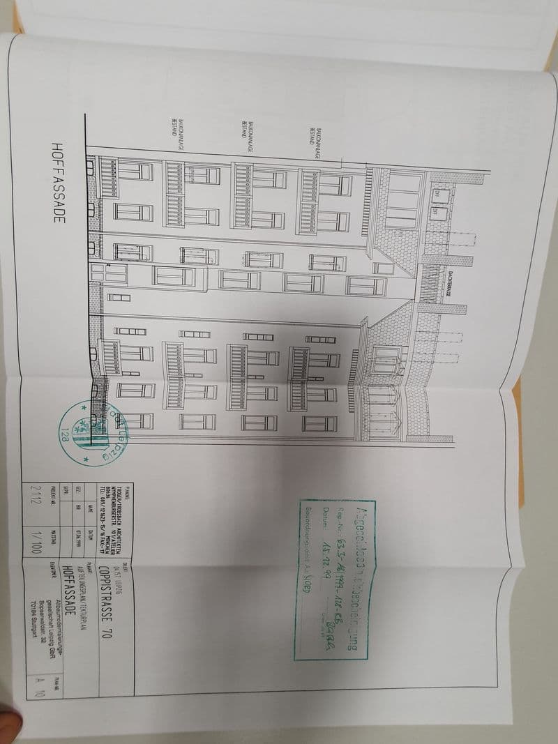 Lageplan einer mehrgeschossigen Wohnanlage mit Hofanbindung, mehrere Gebäudeteile mit Fensterraster dargestellt