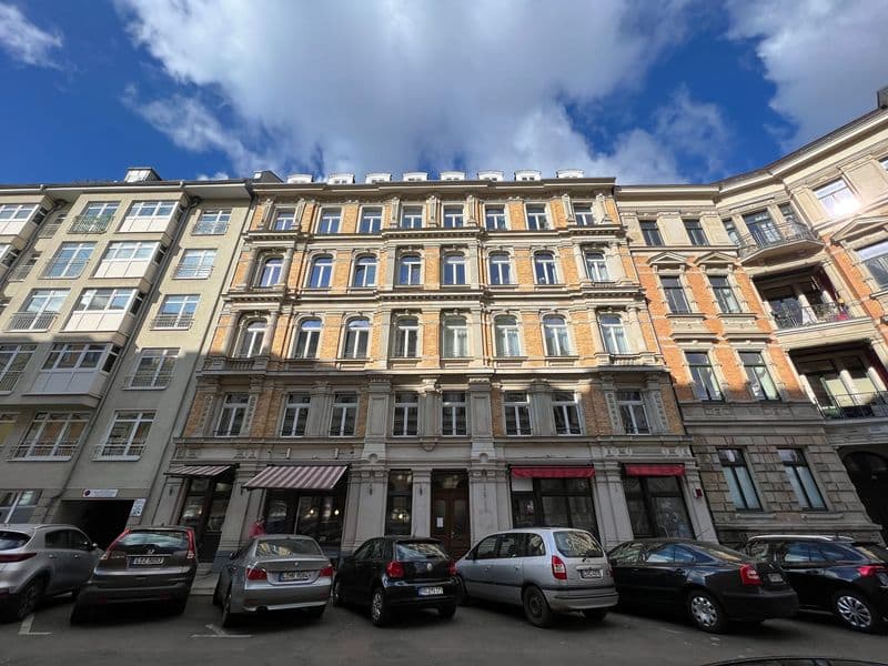 Gründerzeitliche Mehrfamilienhäuser mit Mansardendächern, Rustika-Fassaden in Gelb und Beige, Gottschedstraße in Leipzig