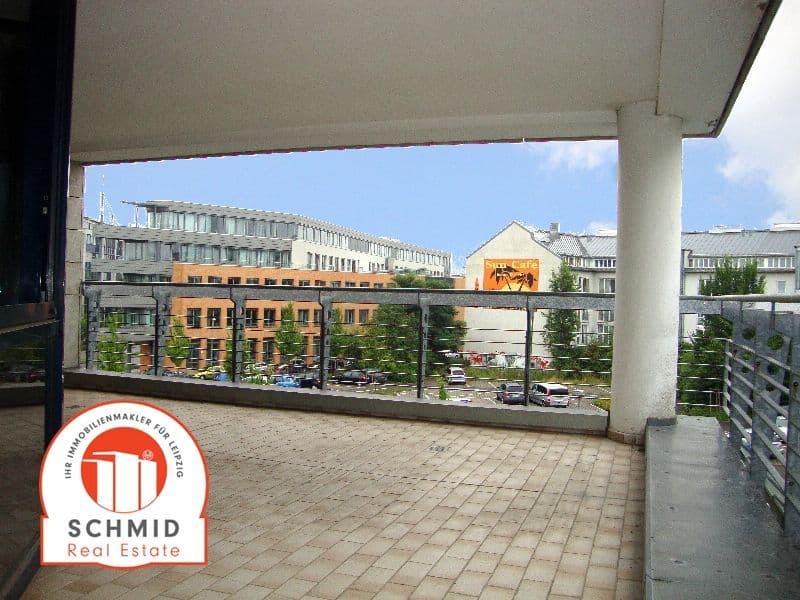 Balkon mit Betonbrüstung und Metallgeländer, Ludwig-Erhard-Straße in Leipzig