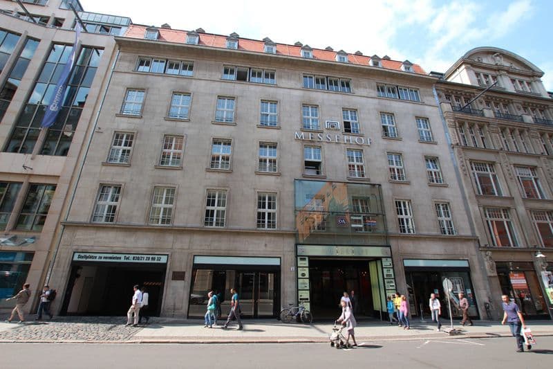Fünfgeschossiger Gründerzeitbau mit Mansardendach und Sandsteinfassade, Neumarkt in Leipzig