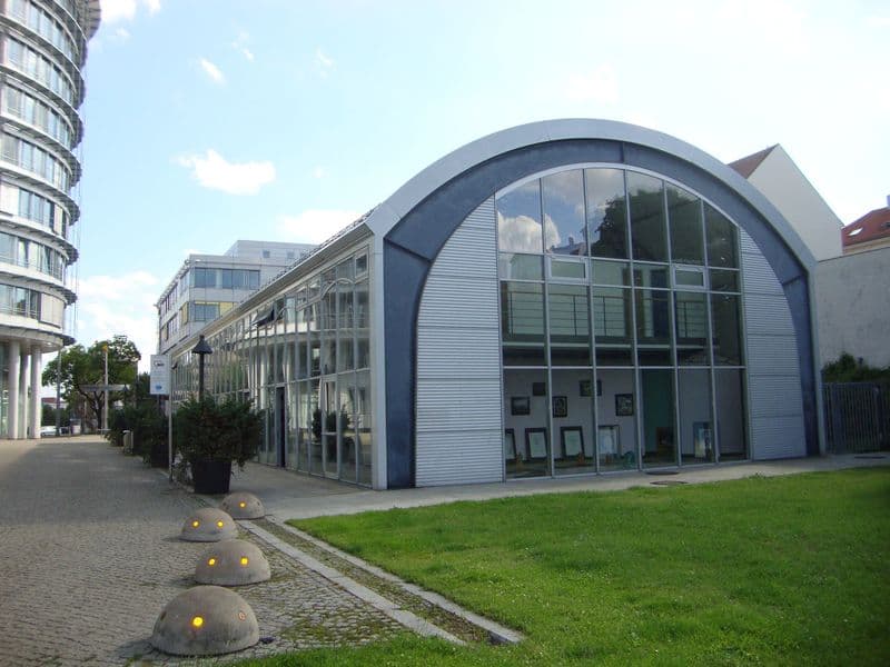 Modernes Gewerbegebäude mit gewölbter Metallfassade und großflächigen Verglasungen, Torgauer Platz in Leipzig-Volkmarsdorf
