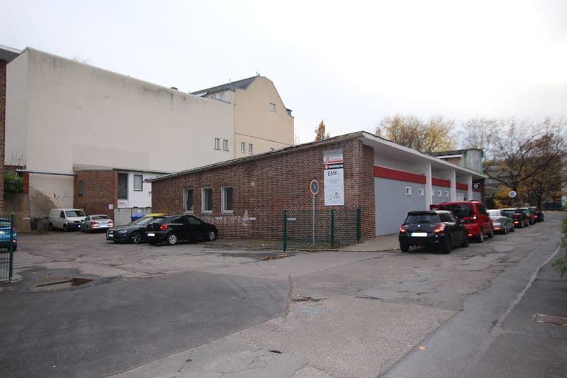 Backsteingebäude mit rotem Dachstreifen, daneben mehrgeschossiges beigefarbenes Haus, Waisenstraße in Chemnitz