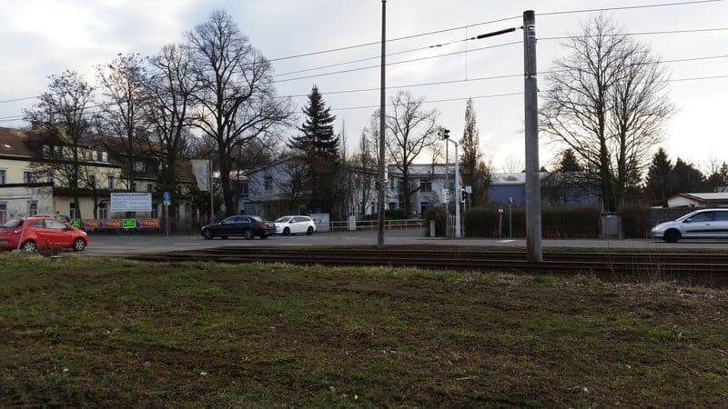 Grundstück mit Rasenfläche, Bahngleis und Strommasten, Prager Straße in Leipzig-Probstheida