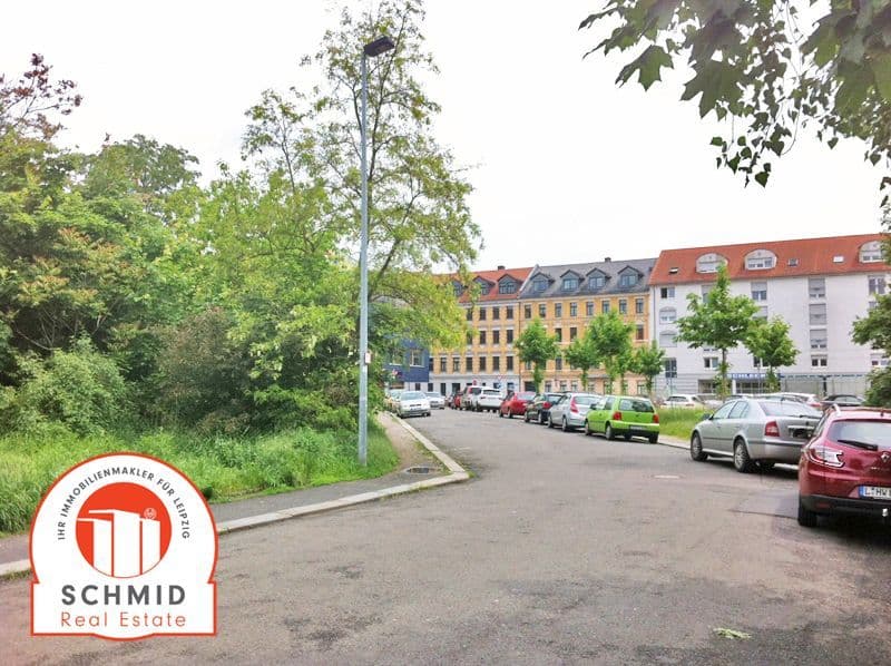 Parkplatz mit geparkten Autos, Schreiberstraße in Leipzig