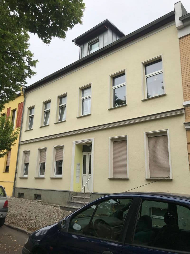 Zweigeschossiges Wohnhaus mit cremefarbener Fassade, Satteldach und Dachgaube, Waltherstraße in Bernburg