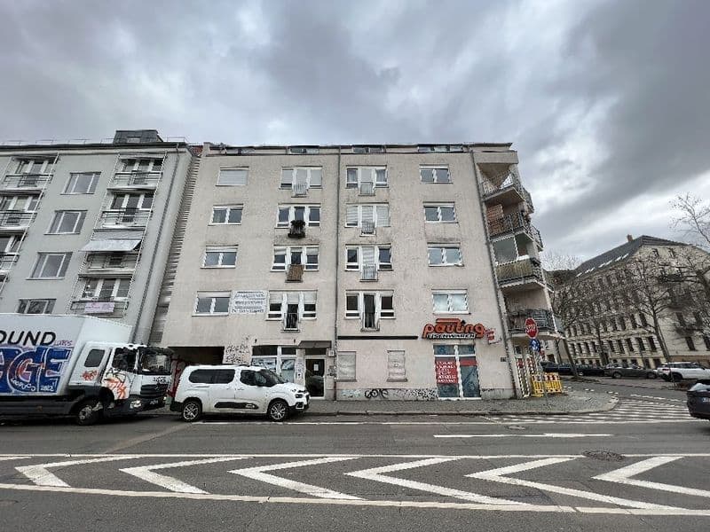 Fünfgeschossiges Wohnhaus mit Putzfassade und Balkonen, Erdgeschoss mit Ladennutzung, Bernhard-Göring-Strasse in Leipzig