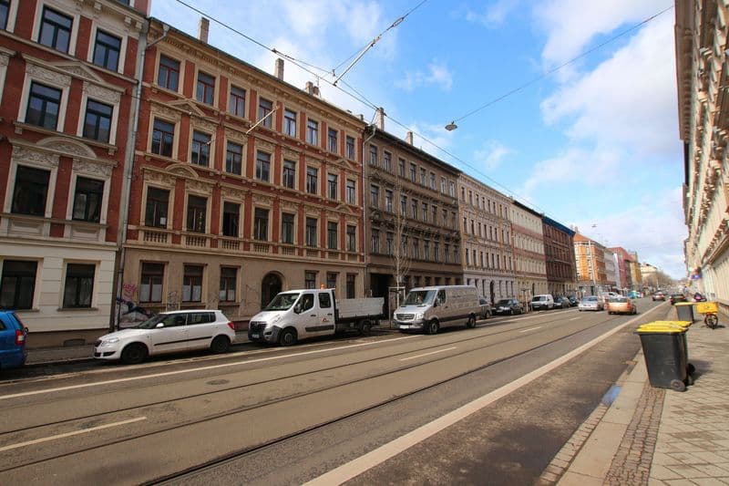 Gründerzeitgebäude mit fünf bis sechs Geschossen, rote und beige Fassaden, Georg-Schwarz-Straße in Leipzig-Leutzsch
