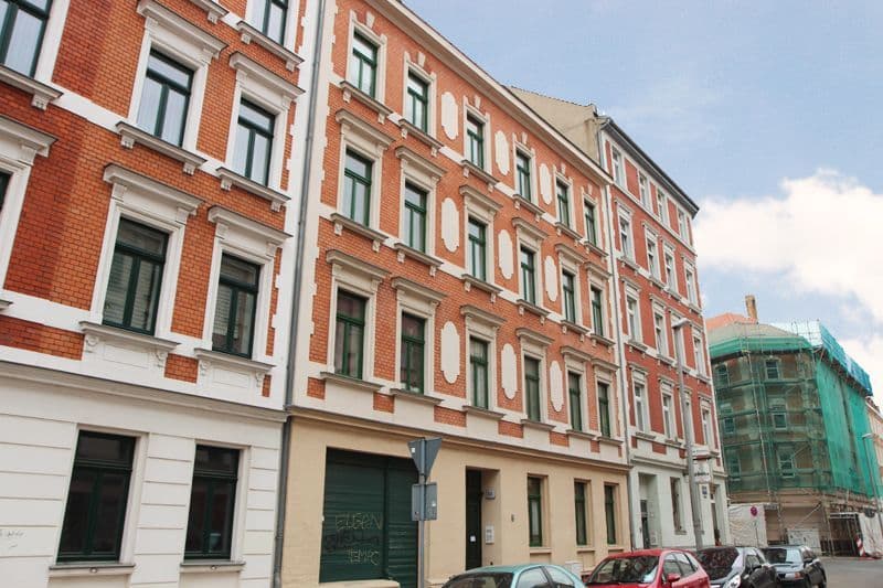 Fünfgeschossiges Wohnhaus mit Ziegelfassade und weißen Werksteindetails, Mansardendach, Endersstraße in Leipzig-Lindenau
