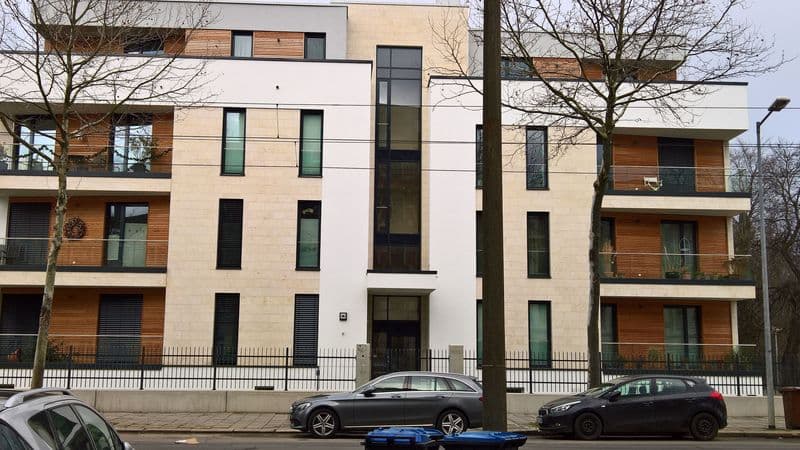 Moderne Wohnanlage mit vier Geschossen, Fassade aus Backstein und Holz, große Fenster, Karl-Heine-Straße in Leipzig-Plagwitz