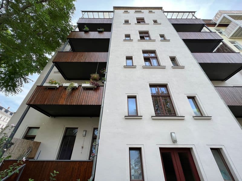 Fünfgeschossiges Wohnhaus mit heller Fassade, Mechlerstraße in Leipzig