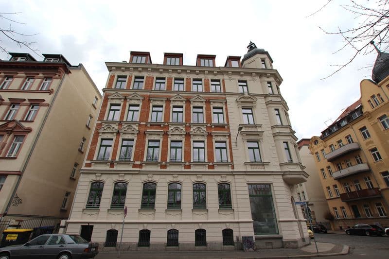 Fünfgeschossiges Gründerzeithaus mit roter Backsteinfassade, Scharnhorststraße in Leipzig