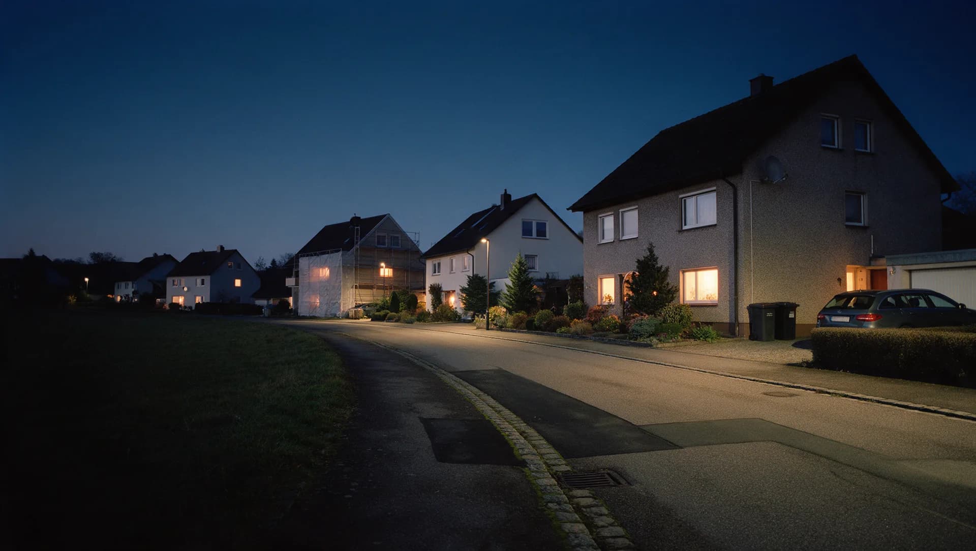 Ortsrand mit Einfamilienhäusern und angrenzender Wiese, wie am Rand von Geithain
