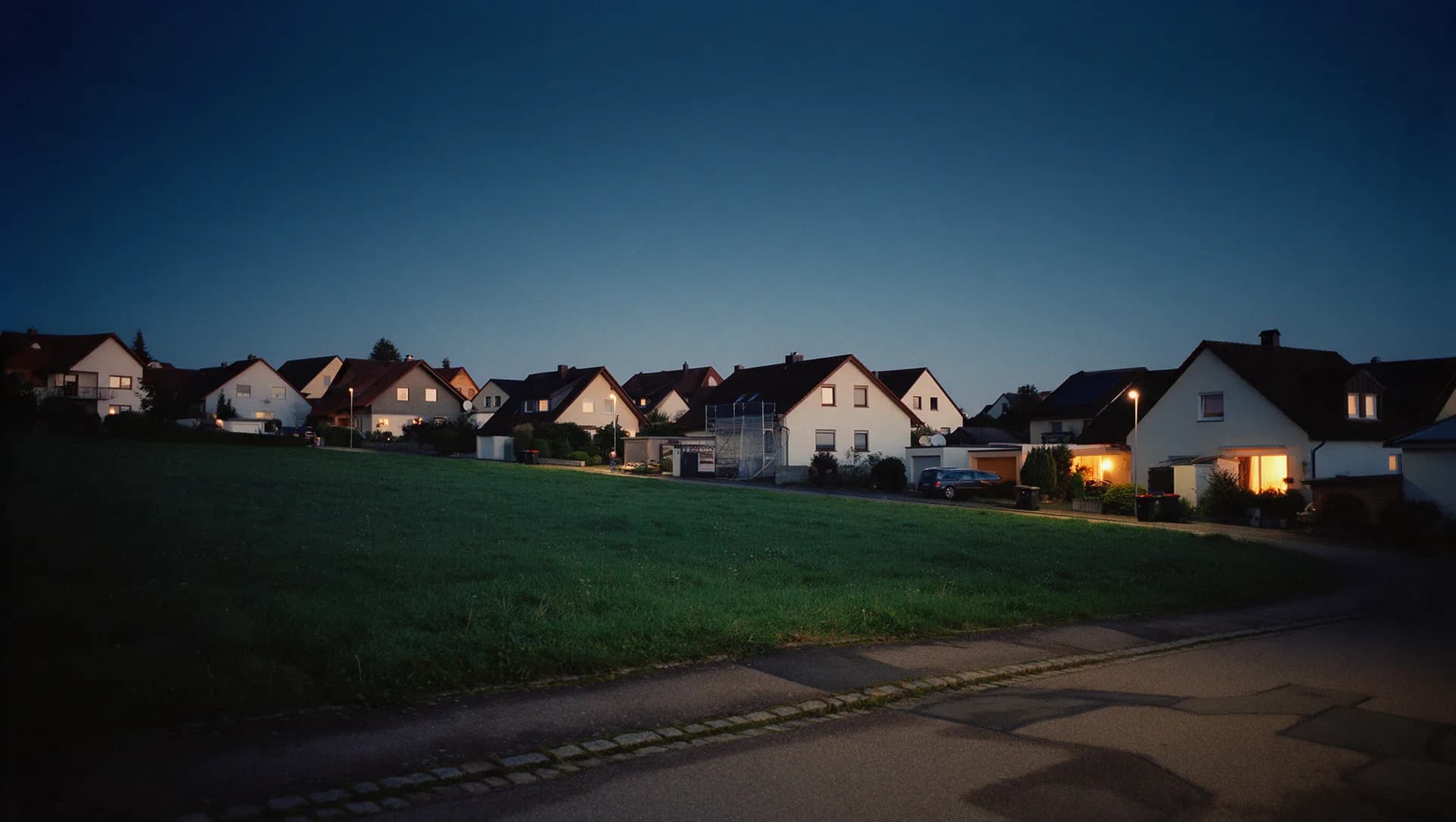 Ortsrand mit Einfamilienhäusern und angrenzender Wiese, wie am Rand von Markranstädt