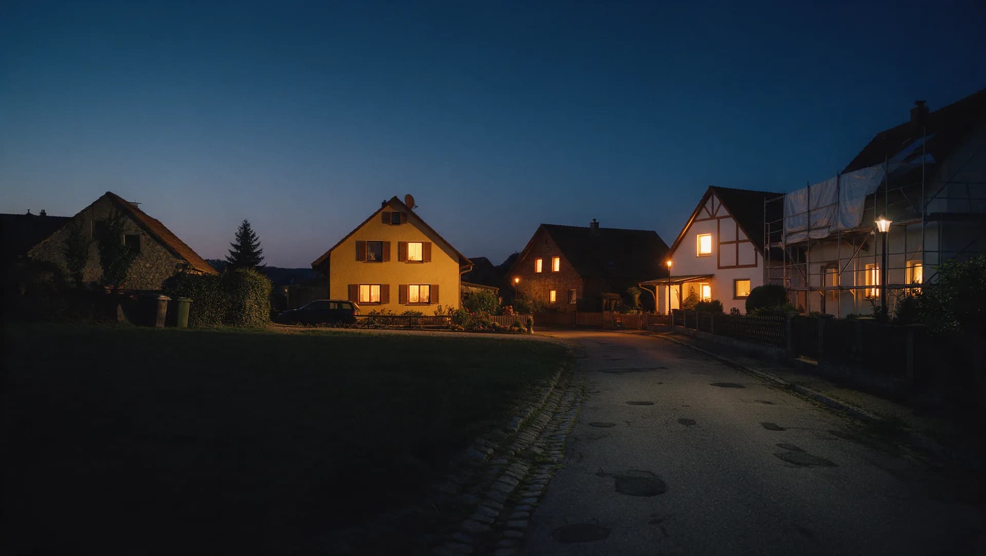 Ortsrand mit Einfamilienhäusern und angrenzender Wiese, wie am Rand von Naumburg
